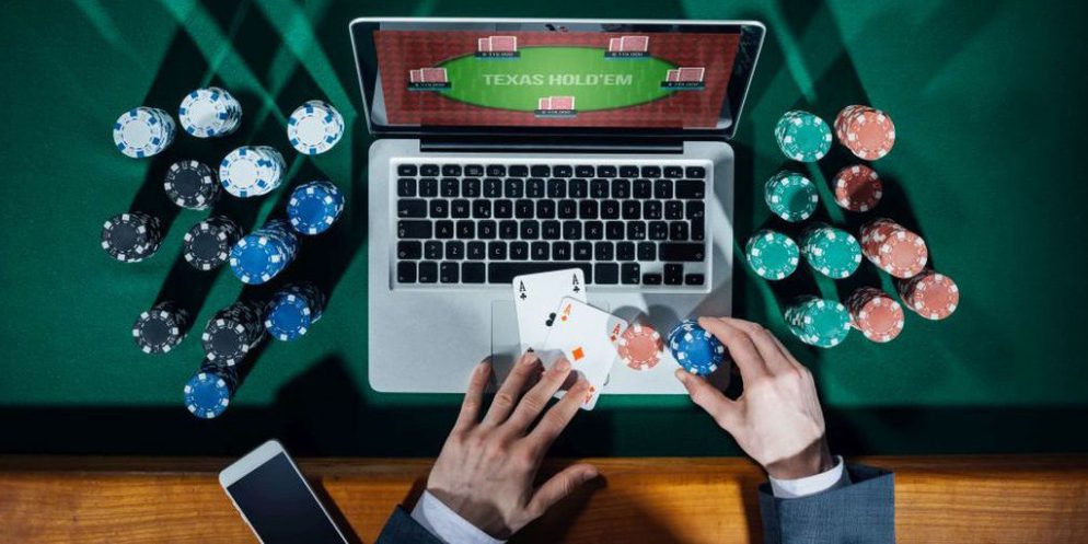 mies pelaa netticasinolla casinopelejä